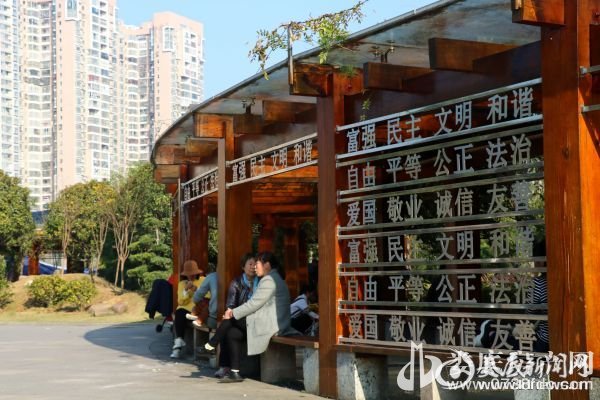 孙水公园,市民在核心价值观长廊里晒太阳
